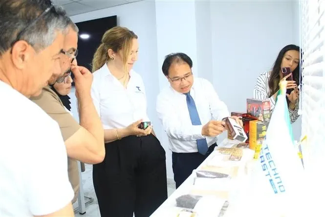 Algerian delegates explore Vietnamese products showcased at the event (Photo: VNA) vna-potal-viet-nam-tang-cuong-hop-tac-kinh-te-thuong-mai-voi-tinh-tipaza-cua-algeria-8099974.JPG