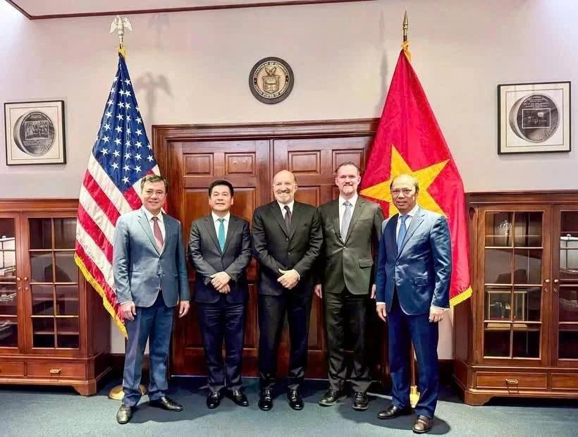 Vietnamese Minister of Industry and Trade Nguyen Hong Dien (second from left) holds a negotiation session with US Secretary of Commerce Howard Lutnick and Ambassador Jamieson Greer, US Trade Representative, on the afternoon of June 12 (local time) in the US. (Photo: VNA) vna-vietnam-us.jpg