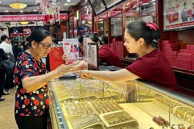 A customer shops for gold jewellery at a gold shop in Hai Ba Trung District, Hanoi. (Photo: VNA) 431587-5195591576094219-gold.jpg