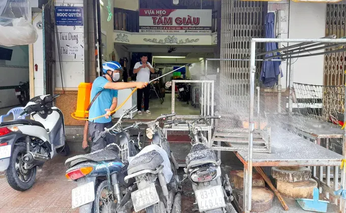 Soc Trang Province organizes disinfection spraying at trading and slaughterhouses xhh-9d-9206-3188.jpg