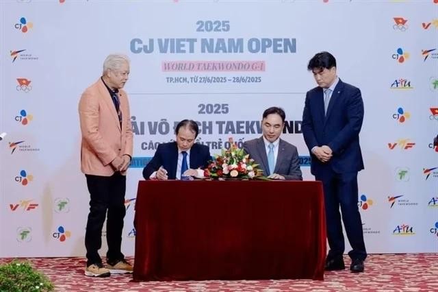 The oragnising committee announces the tournament and signs a cooperation contract in HCMC on June 19. (Photo: Vietnam Taekwondo Federation) vietnam-to-host-international-cj-2025-taekwondo-tournament.jpg