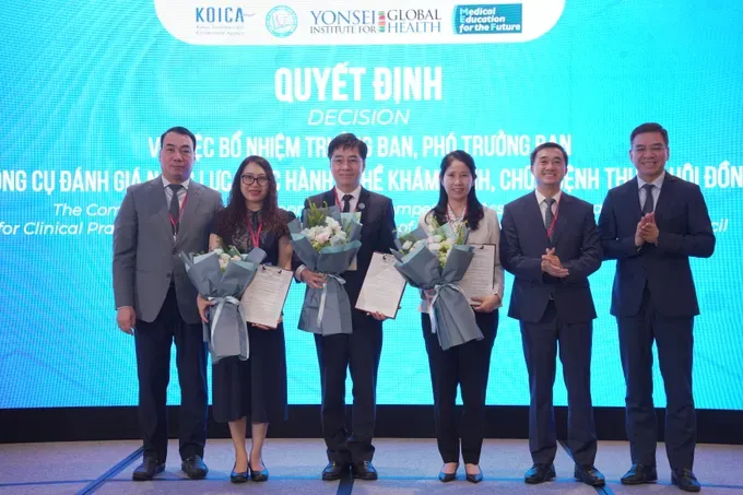 Deputy Minister of Health Tran Van Thuan presentS the decision to appoint personnel to develop the toolkit for assessing medical practice competency under the national medical council. nht02582-5168-2788.jpg