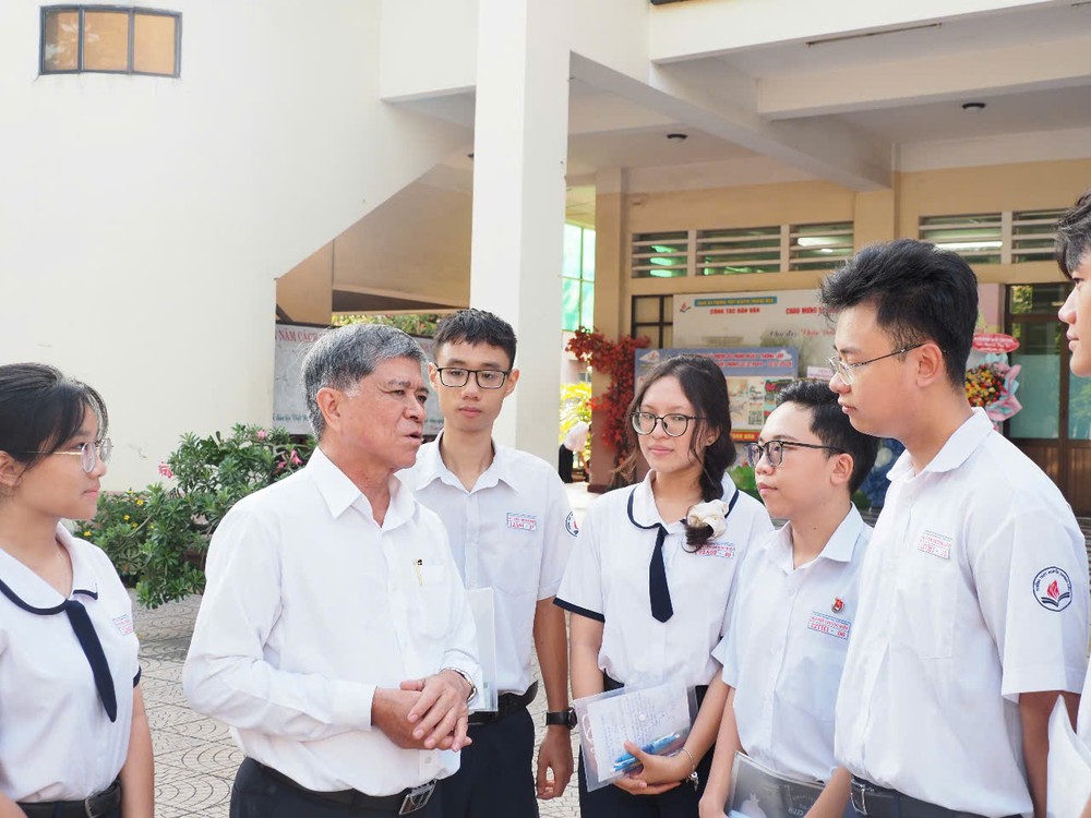 Director of the Ho Chi Minh City Department of Education and Training Nguyen Van Hieu encourages 12th-grade students at Nguyen Thuong Hien High School in Tan Binh District ahead of the high school graduation exam. hieu.jpg