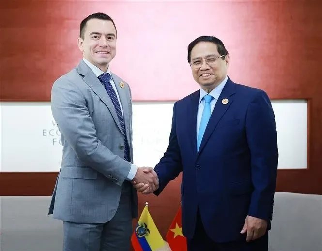 Prime Minister Pham Minh Chinh (R) meets with Ecuadorian President Daniel Noboa on the sidelines of the 16th Annual Meeting of the New Champions of the World Economic Forum (WEF) in Tianjin city, China, June 25, 2025. (Photo: VNA) vna-potal-thu-tuong-pham-minh-chinh-gap-tong-thong-ecuador-daniel-noboa-8111915.jpg