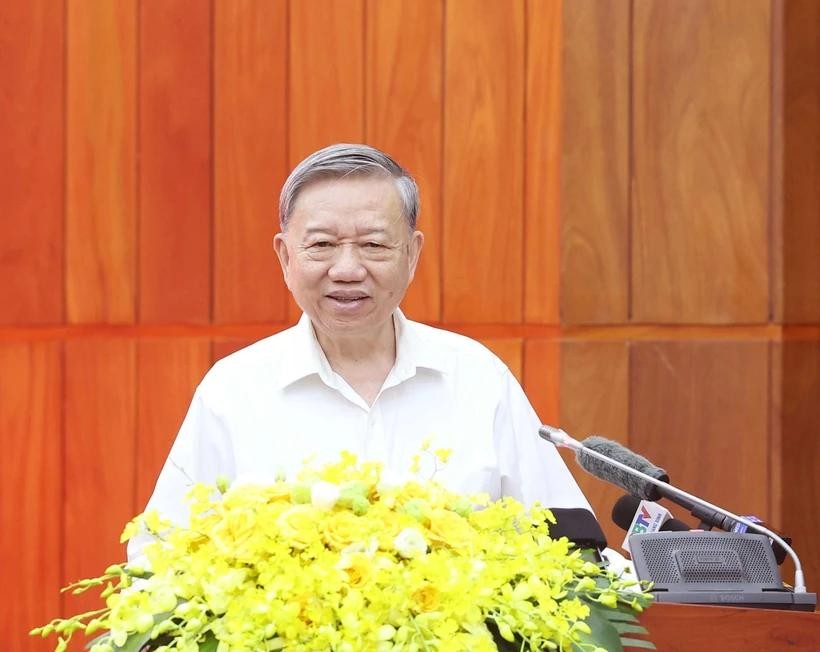 Party General Secretary To Lam addresses the working session (Photo: VNA) vna-potal-tong-bi-thu-to-lam-lam-viec-voi-hai-ban-thuong-vu-tinh-uy-quang-binh-va-quang-tri-8112315.jpg