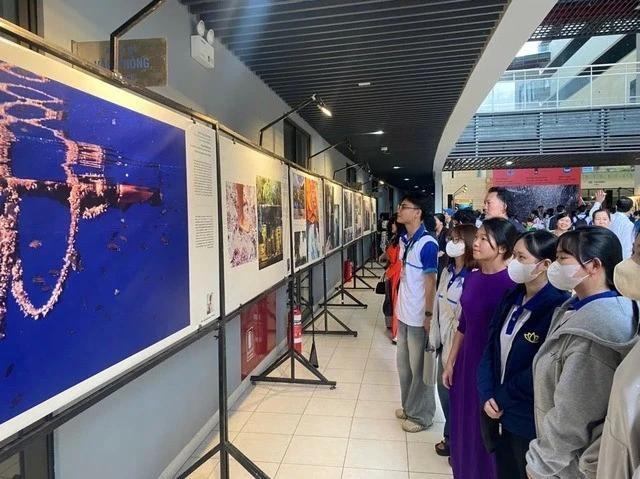 The exhibition is jointly organised by the Can Tho Union of Friendship Organisations, the Vietnam–Netherlands Friendship Association in Can Tho, and Can Tho University. (Photo: thanhnien.vn) ex.jpg