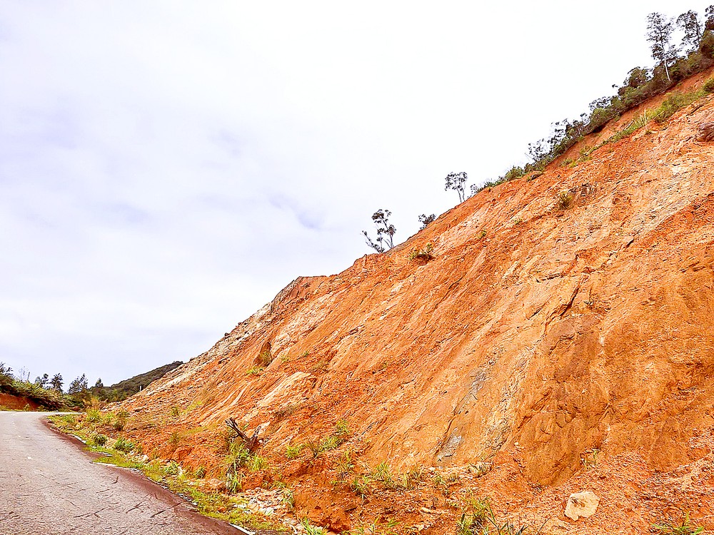 The Central Highlands region is currently facing with significant risks of landslides triggered by ongoing heavy rainfall landslide.jpg