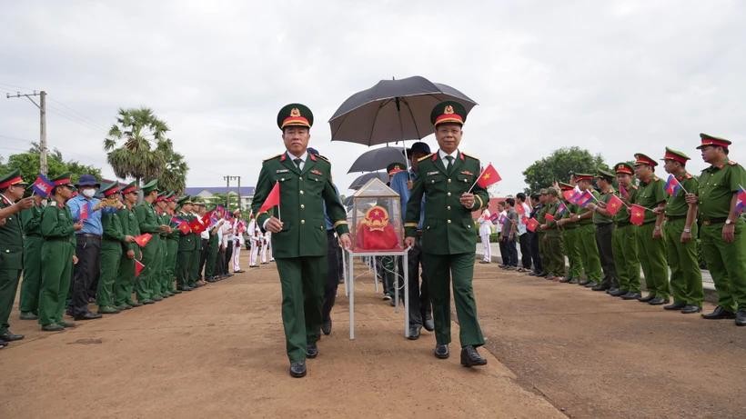 The fallen soldiers' remains are repartriated from Cambodia. (Photo: VNA) vna-potal-dua-hai-cot-liet-si-quan-tinh-nguyen-va-chuyen-gia-viet-nam-hy-sinh-tai-campuchia-ve-nuoc-8114997.jpg
