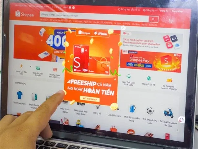 A customer shops online. In Vietnam, the e-commerce landscape is dominated by three major platforms. (Photo: VNA) 433402-5202710234627153-276.jpg