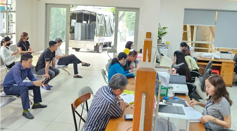 People do administrative procedures at the People's Committee of Ward 1 of Go Vap District. Go Vap.jpg