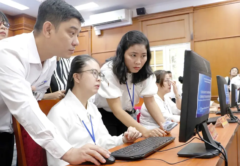 Civil servants in District 1 conduct a trial operation of the two-tier local government model at the Saigon ward headquarters. tphcm-dcnguyen-van-duoc-4-4676-9162.jpg