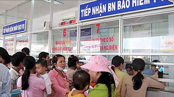 Insured patients wait for their turns to see doctors images666024-bao-hiem-y-te-8532-8262.jpg