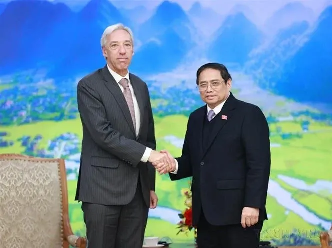 PM Pham Minh Chinh (R) and Portuguese Foreign Minister Joao Gomes Cravinho (Photo: VNA) jp.jpg