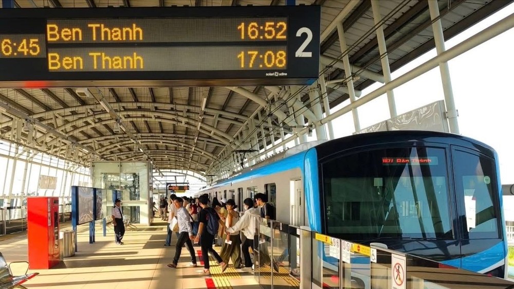 Passengers traveling on the Ben Thanh - Suoi Tien Metro line utilize smart cards (IC Cards) for automatic payment at all stations. metro-7268-4824.jpg.jpg