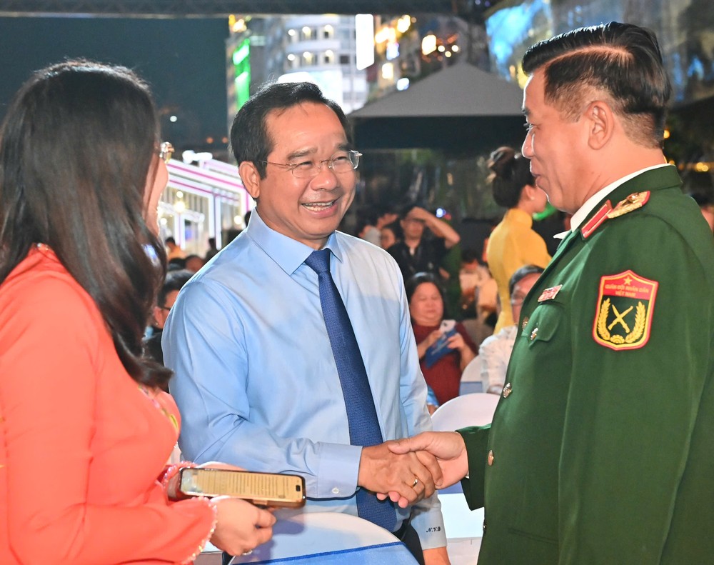 Chairman Nguyen Van Duoc engages in discussions with participants during the event, which honors 51 innovative individuals and collectives for their contributions to the city’s development across seven categories. 1-7-gtst-1-5232-7073.jpg.jpg