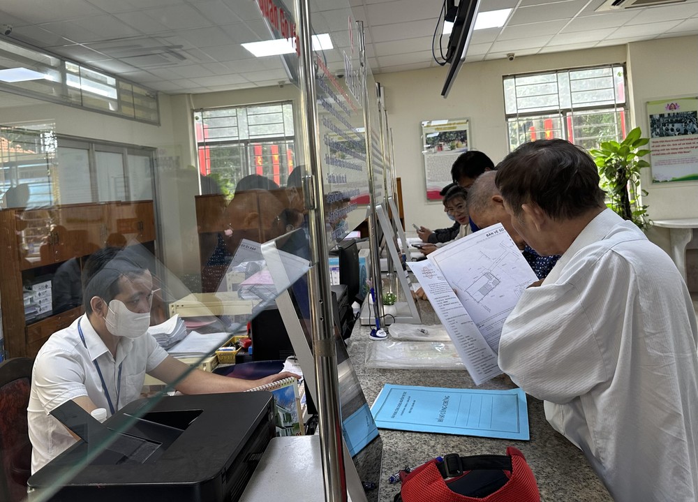 People visit the Go Vap Ward People's Committee to carry out procedures related to real estate. go vap.jpg