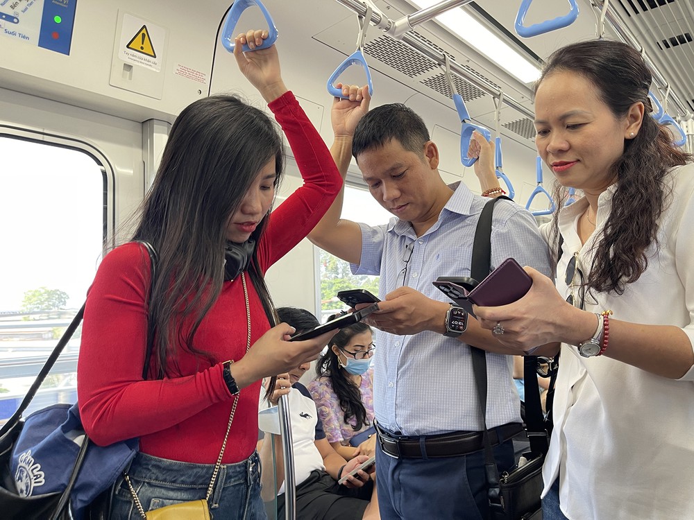 City dwellers use 5G while traveling on metro c4a-2770-4584.jpg.jpg