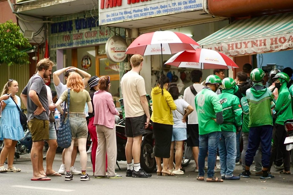 International tourists line up to buy Huynh Hoa bread in Ho Chi Minh City. bread.jpg