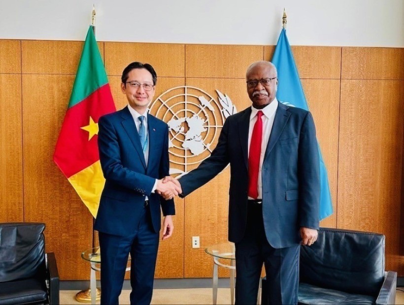 Ambassador Do Hung Viet, Permanent Representative of Vietnam to the UN (L), and President of the 79th session of the UN General Assembly Philemon Yang (Photo: VNA) vna.jpg