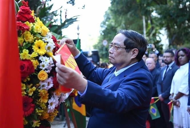 Prime Minister Pham Minh Chinh lays flowers at the plaque in commemoration of President Ho Chi Minh in Rio de Janeiro city, Brazil, on July 5. (Photo: VNA) pm1.jpg