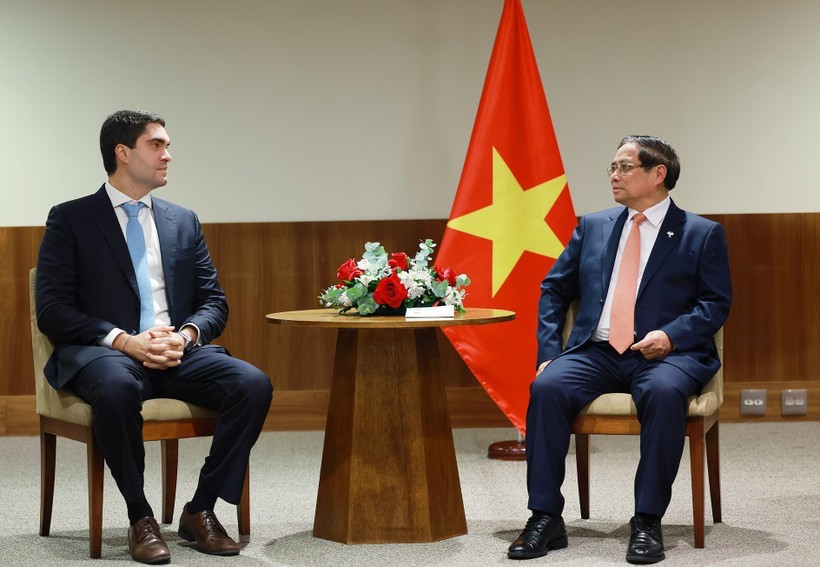 Prime Minister Pham Minh Chinh meets a representative of Vale, a multinational group specialising in metals, mining, and logistics, in Brazil's Rio de Janeiro city on July 7 (local time). (Photo: VNA) chinh1.jpg
