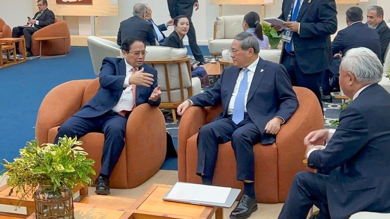 Prime Minister Pham Minh Chinh (L) meets with Chinese Premier Li Qiang on the sidelines of the expanded BRICS summit in Rio de Janeiro in Brazil on July 7 (Photo: VNA) ttg-vn-gap-ttg-tq.jpg