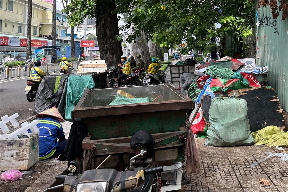 Using roadways and sidewalks as garbage collection points in the side of the high-rise building at 432-434 Nguyen Thi Minh Khai Street significantly detracts from urban aesthetics i5a-5243-1972.jpg.jpg