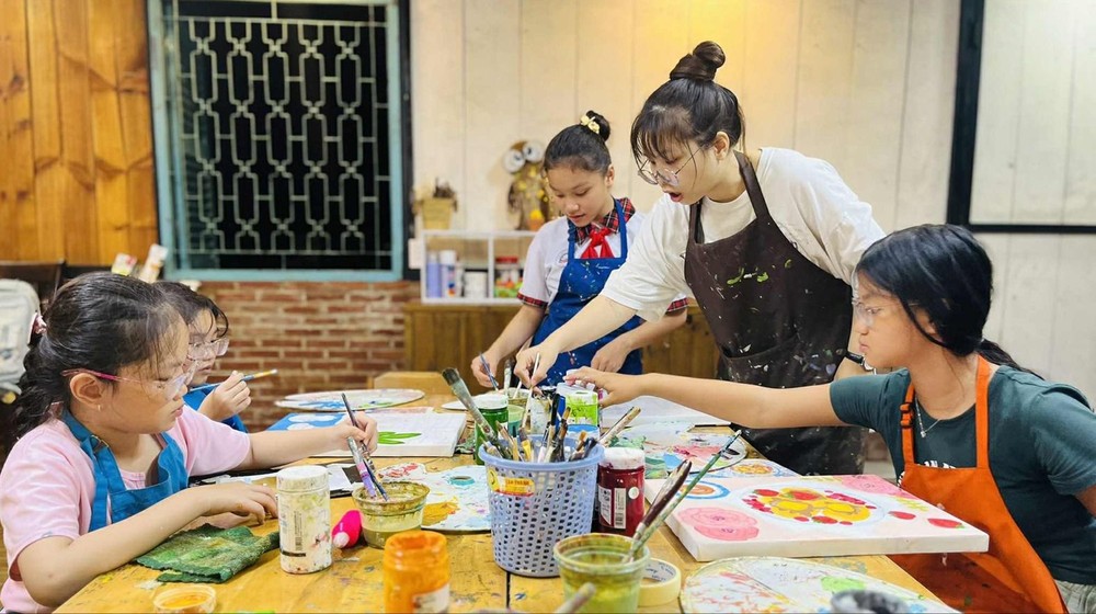 Art classes create job opportunities for young people who love fine arts. i6a-4342-7854.jpg.jpg