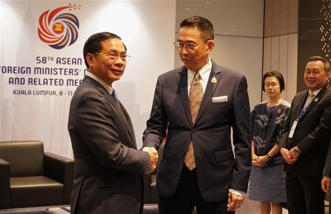 Vietnamese Deputy Prime Minister and Minister of Foreign Affairs Bui Thanh Son (left) and Thai Minister of Foreign Affairs Maris Sangiampongsa. (Photo: VNA) thai-fm.jpg