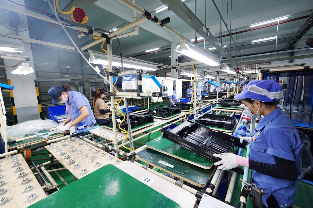 Workers are operating on a production line at Cac Thai Factory in Ho Chi Minh City's Long Phuoc Ward hangviet-2031-7515.jpg.jpg