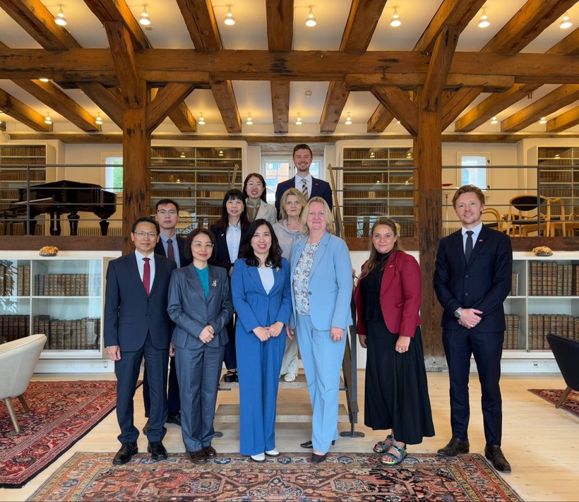 Vietnamese Deputy Minister of Foreign Affairs Le Thi Thu Hang (third from left) and State Secretary for Trade and Investments at the Danish Ministry of Foreign Affairs Lina Gandløse Hansen (third from right). (Photo: Vietnamese Ministry of Foreign Affairs) uuid5ae33e8c-6175-4a1f-9608-0640d149e9e3code001library1type1mode1loctruecaptrue.jpg