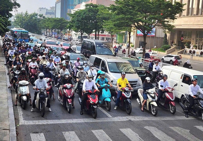 Under the Prime Minister's Directive No. 20/CT-TTg issued on July 12, Hanoi will become the first Vietnamese city to ban fossil fuel-powered motorcycles and mopeds from the city's inner Ring Road 1, starting July 1, 2026. (Photo: VNA) xe-150725.jpg