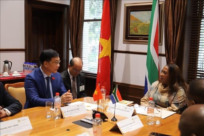 National Assembly (NA) Vice Chairman Vu Hong Thanh meets with Chairperson of the National Council of Provinces Refilwe Mtshweni-Tsipane. (Photo: VNA) nam-phi-160725-1.jpg
