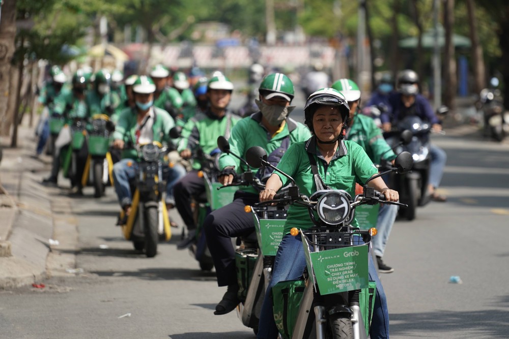 Selex Motors cooperates with GrabExpress to test the use of electric motorbikes for delivery services in HCMC. q5a-2889-3915.jpg.jpg