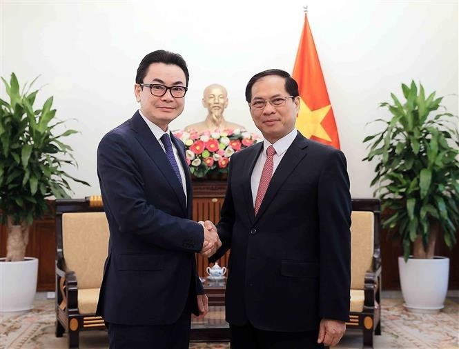 Deputy Prime Minister and Minister of Foreign Affairs Bui Thanh Son (R) and Secretary of State Ung Rachana from the Cambodian Ministry of Foreign Affairs and International Cooperation (Photo: VNA) vietnam-cambodia-political-consultation-vietnam-cambodia-diplomacy-bui-thanh-son-ung-rachana.jpg