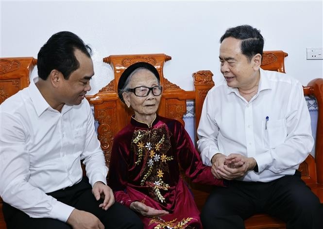 NA Chairman Tran Thanh Man (R) visits heroic Vietnamese mother Ta Thi Tran in Van Xuan ward of Thai Nguyen province on July 20. (Photo: VNA) hp.jpg