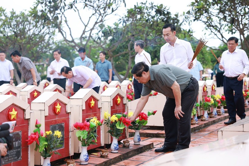 PM Pham Minh Chinh and officials offer incense at martyrs' graves at the An Giang martyrs’ cemetery on July 20. (Photo: VNA) pm-expresses-gratitude-to-revolution-contributors-in-an-giang-1.jpg
