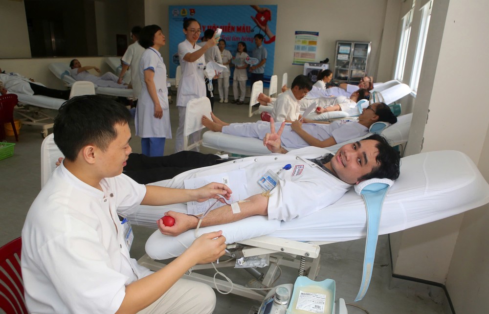 Doctors and nurses at Hue Central Hospital are donating blood as part of the 'White Coats - Pink Hearts' campaign. u4b-9286-7437.jpg.jpg