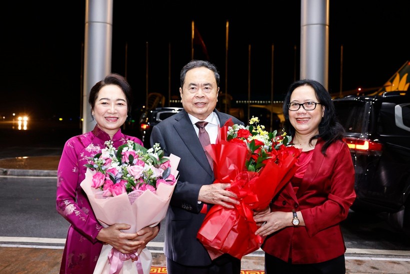 NA Chairman Tran Thanh Man (center) and his spouse Nguyen Thi Thanh Nga (left) at Noi Bai International Airport on early July 22 morning. (Photo: VNA) top-legislator-leaves-for-official-visit-to-senegal.jpg