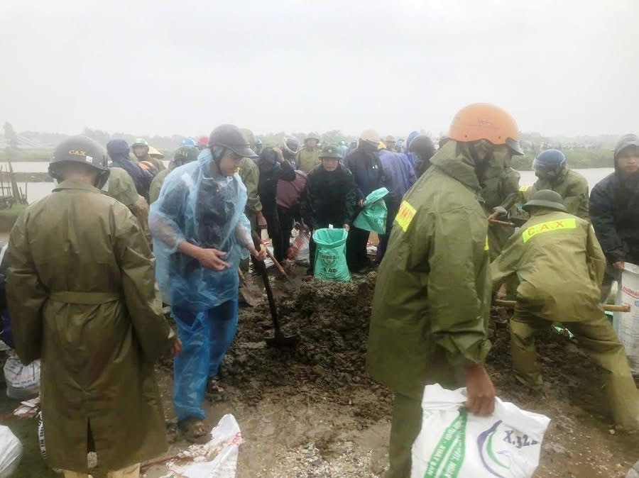 Hundreds of people rescue dikes that have collapsed due to the impact of storm No. 3 (Wipha) in Thanh Hoa on July 22 img-0693-8425-4993.jpeg.jpg