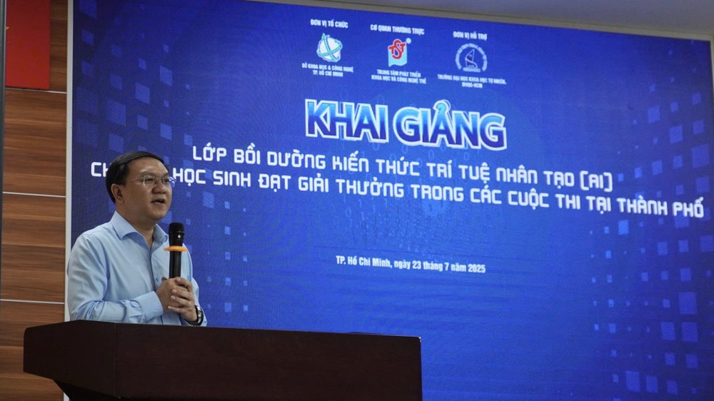 Director Lam Dinh Thang of the Ho Chi Minh City Department of Science and Technology speaks at the opening ceremony of the special class img-1546-4361-5785.jpg.jpg