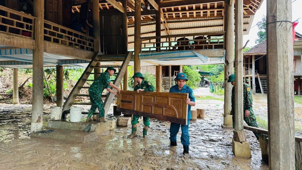Border guards from Chau Khe Border Station in Nghe An assist locals in moving belongings to safer locations. lu6.jpg
