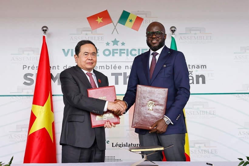 Chairman of the Vietnamese National Assembly Tran Thanh Man (L) and President of the Senegalese National Assembly El Malick Ndiaye sign a cooperation agreement between the two legislatures in Daka on July 23. (Photo: VNA) vna-potal-chu-tich-quoc-hoi-tran-thanh-man-hoi-dam-voi-chu-tich-quoc-hoi-senegal-8167440.jpg