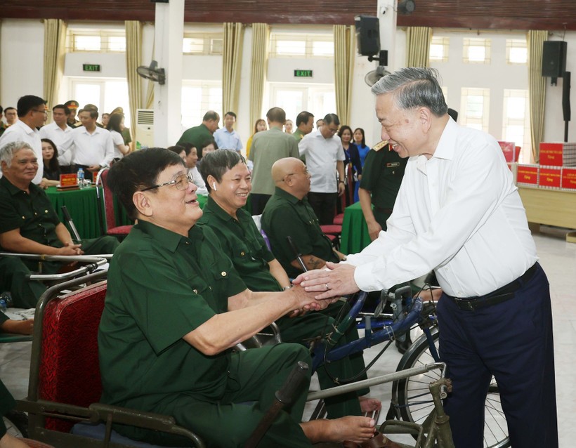 Party General Secretary To Lam visits wounded soldiers at the Thuan Thanh Nursing Center for War Invalids in Ninh Xa ward, Bac Ninh province, on July 15, 2025. (Photo: VNA) vna-potal-tong-bi-thu-to-lam-tham-trung-tam-dieu-duong-thuong-binh-thuan-thanh-8150388.jpg