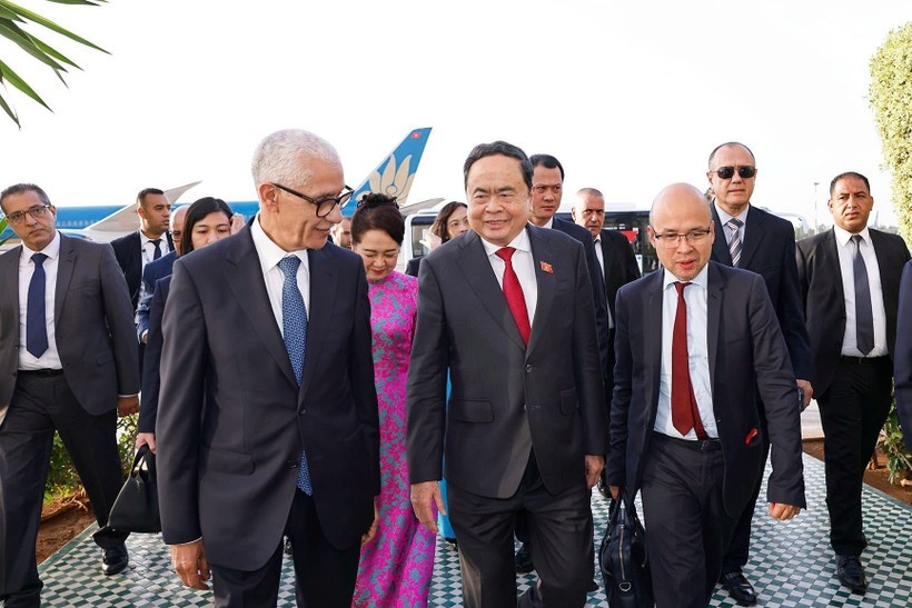 Speaker of the House of Representatives of Morocco Rachid Talbi Alami (L) welcomes Chairman of the National Assembly Tran Thanh Man (C) and his wife at Salé Rabat airport. (Photo: VNA) chairman-man-morocco-2.jpg