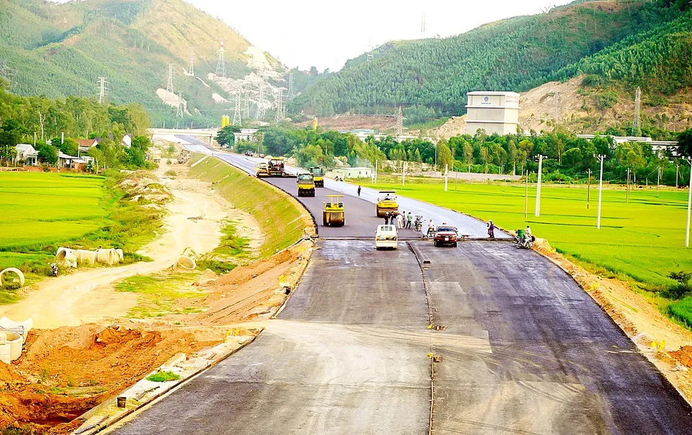The contractor is rushing to lay the final layer of asphalt on Hoai Nhon - Quy Nhon Expressway. cn1c-6212-3150.jpg