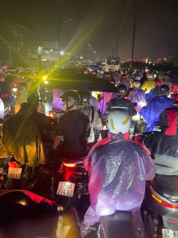 Serious traffic jam in the rain on the evening of July 26 in Bac Ninh Province img-0811-9208-6682.jpeg.jpg