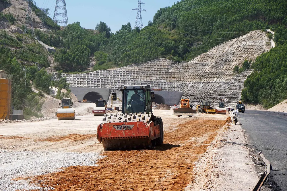 Many locations at Quy Nhon - Chi Thanh Expressway (through 2 provinces of Gia Lai and Dak Lak) are being cleared and prepared for asphalt paving. psa-anh17-3752-1429.jpg