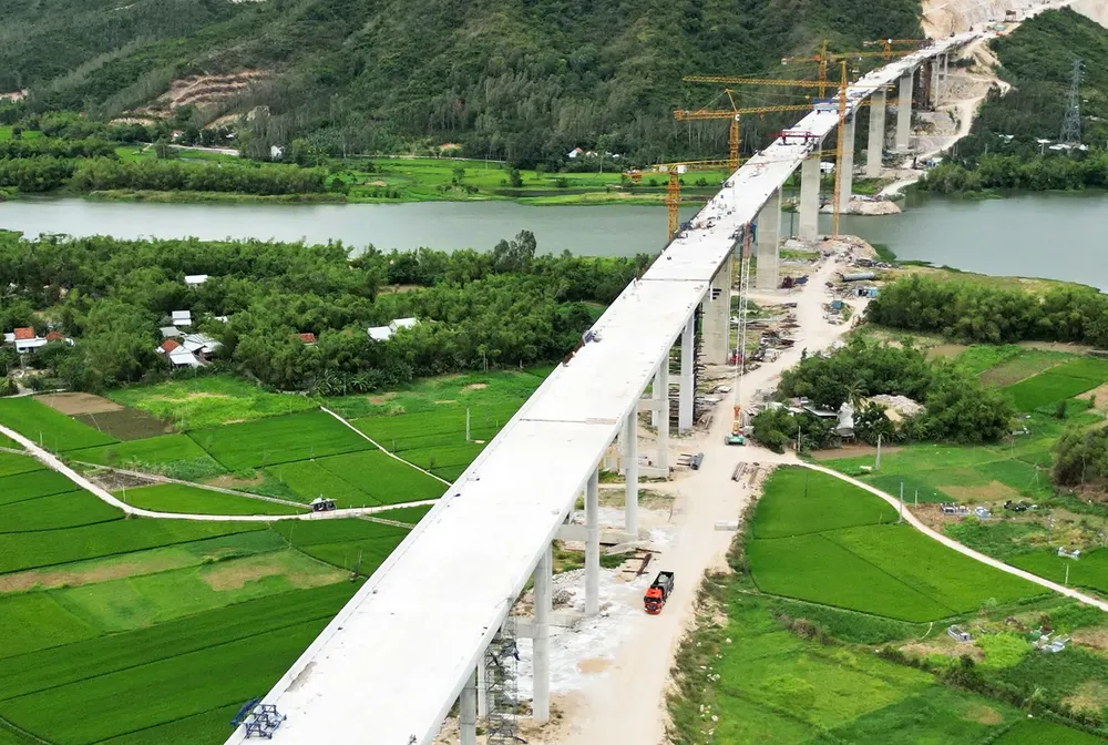 The longest overpass on the North-South Expressway across Ky Lo River (east of Dak Lak province) has just been completed. psa-anh2-9716-8358.jpg
