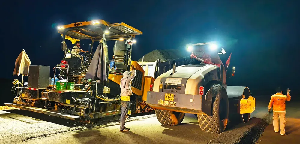 Construction units work overnight on the construction site of Quang Ngai - Hoai Nhon Expressway psa-anh26-6167-8568.jpg